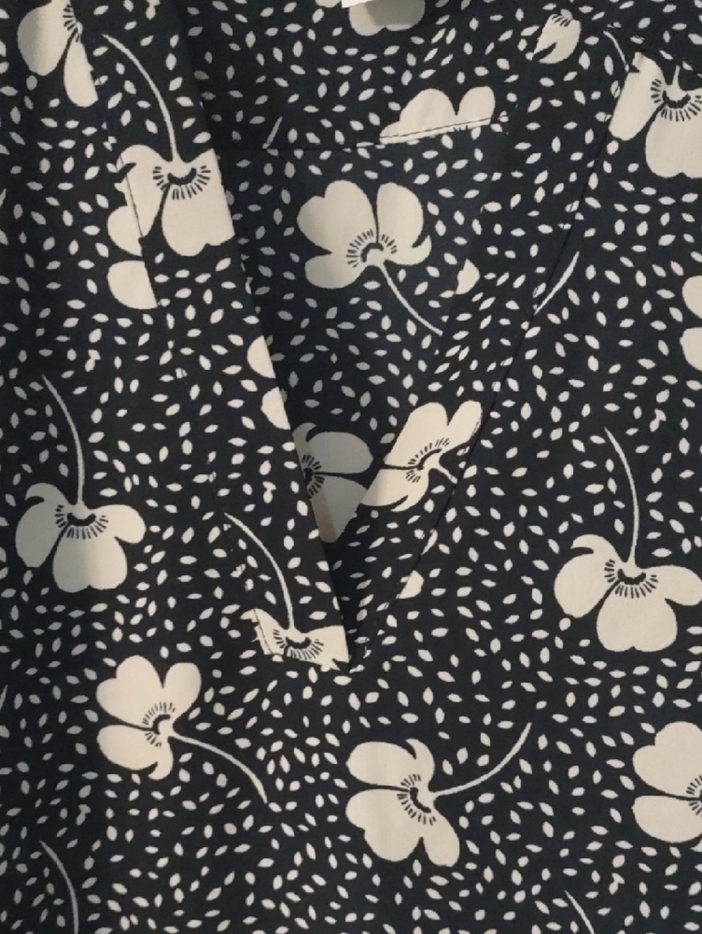 cabi Navy and White Floral V-Neck Short Sleeve Blouse - Picture 4 of 6
